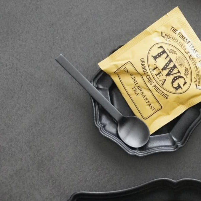 ZACK 20853 エスプレッソスプーン:菓子を載せた小皿とスプーンを斜め上から見た使用例