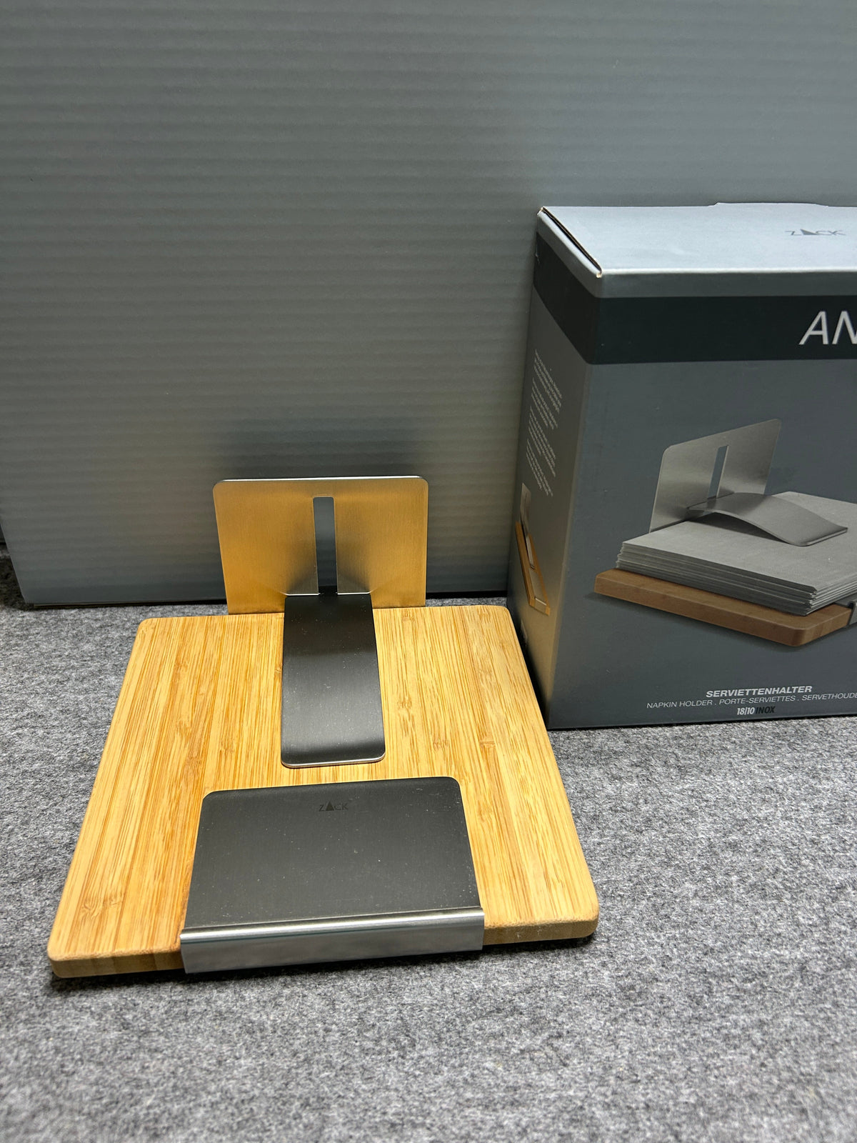 ZACK 22446Y ナプキンホルダー:木製の台と金属の押さえを備えた本体とパッケージ