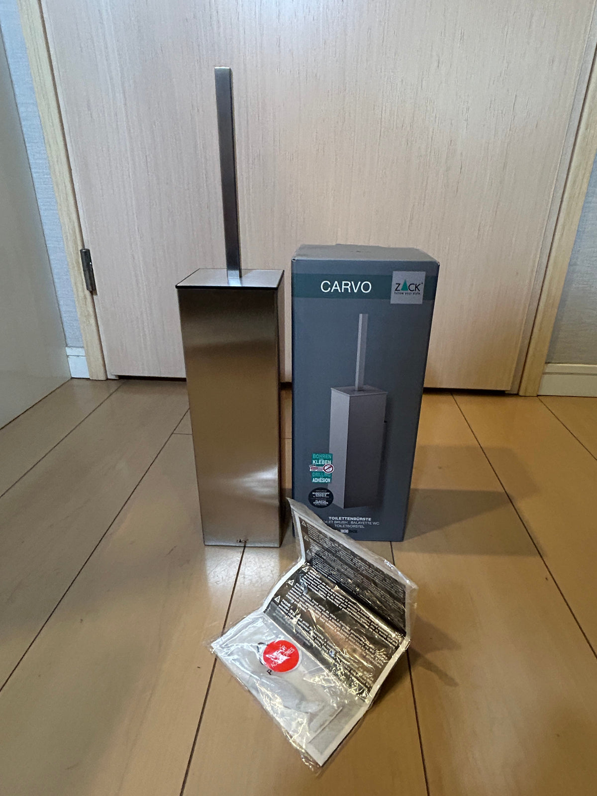 ZACK 40490Y トイレブラシ:本体と取付部品、パッケージを並べた状態
