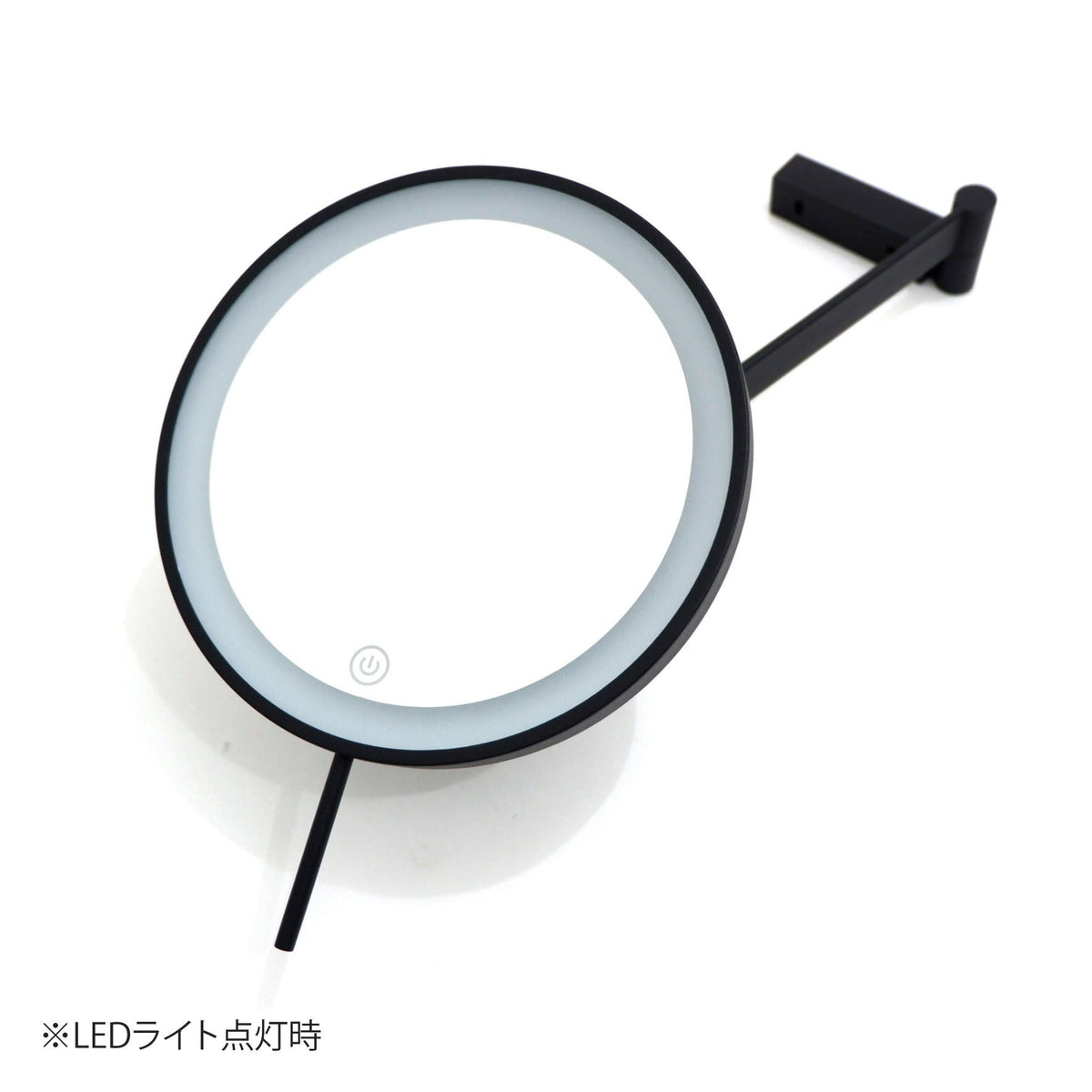 ZACK 40583 LINEA マットブラックのLEDメイクアップミラー:LED点灯中の丸い鏡面を正面から見た状態