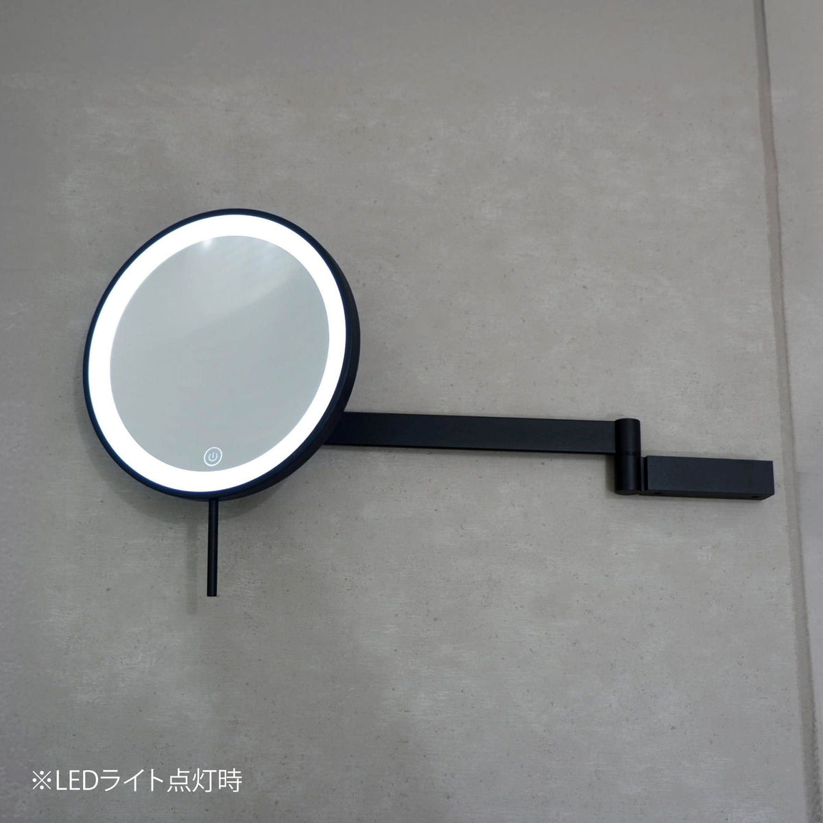ZACK 40583 LINEA マットブラックのLEDメイクアップミラー:グレーの壁に取り付けてLEDを点灯した設置例