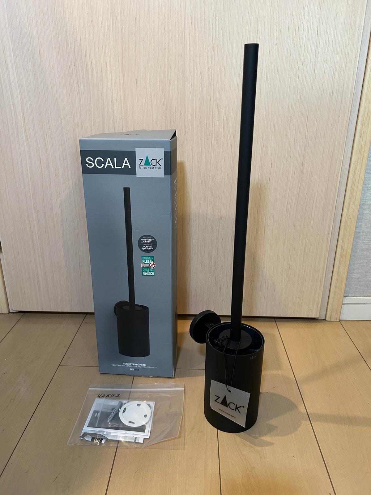 ZACK 40852Y トイレブラシ:本体と取付部品、パッケージを並べた状態