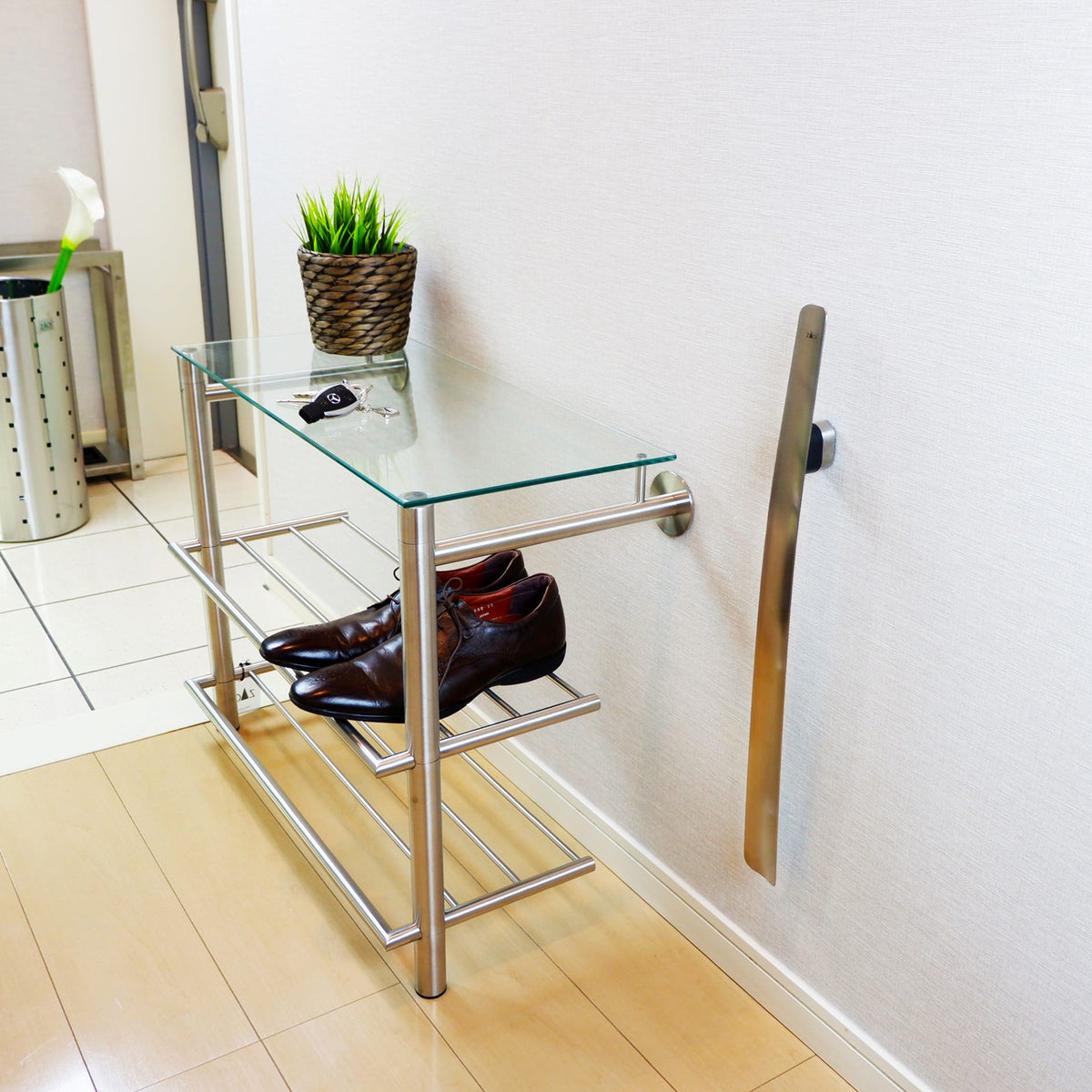 [SAMPLE] [廃番] シューラック(ガラス板無)壁付けタイプ（50678ガラス棚付）｜ZACK 50694 ABILIO HL 高さ53.5cm 横幅67cm 奥行34cm 18/10ステンレス製 ヘアライン仕上げ