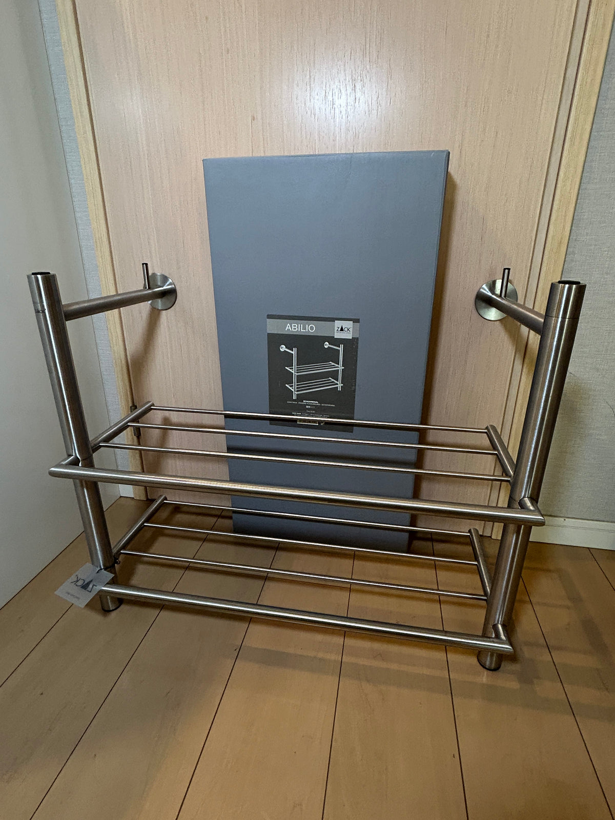 [SAMPLE] [廃番] シューラック(ガラス板無)壁付けタイプ（50678ガラス棚付）｜ZACK 50694 ABILIO HL 高さ53.5cm 横幅67cm 奥行34cm 18/10ステンレス製 ヘアライン仕上げ