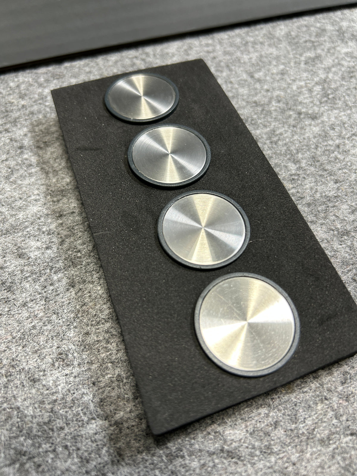 [SAMPLE] マグネットL 4個セット｜ZACK 30769 MONOR HL キッチンマグネット オフィス用マグネット 磁石 直径3cm 高さ1.1cm 18/10ステンレス製 ヘアライン仕上げ H2-3158 [在庫あり]