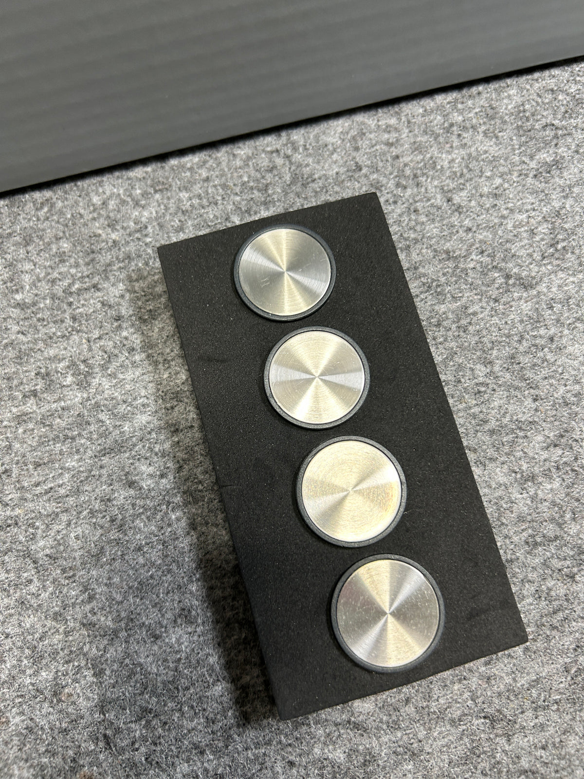 [SAMPLE] マグネットL 4個セット｜ZACK 30769 MONOR HL キッチンマグネット オフィス用マグネット 磁石 直径3cm 高さ1.1cm 18/10ステンレス製 ヘアライン仕上げ H2-3158 [在庫あり]
