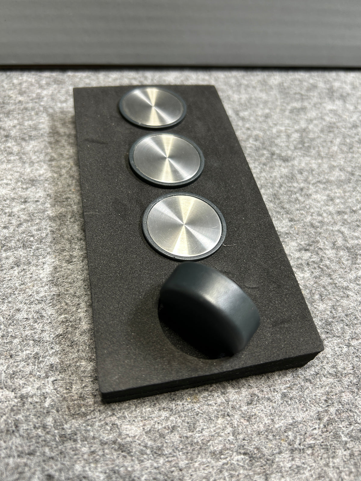 [SAMPLE] マグネットL 4個セット｜ZACK 30769 MONOR HL キッチンマグネット オフィス用マグネット 磁石 直径3cm 高さ1.1cm 18/10ステンレス製 ヘアライン仕上げ H2-3158 [在庫あり]