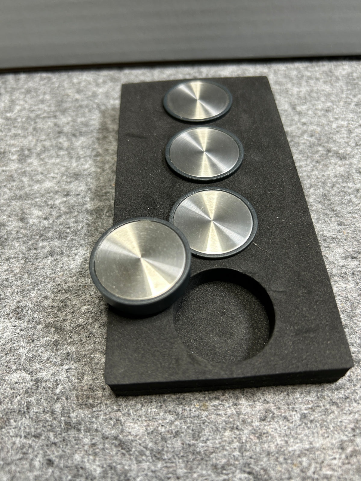 [SAMPLE] マグネットL 4個セット｜ZACK 30769 MONOR HL キッチンマグネット オフィス用マグネット 磁石 直径3cm 高さ1.1cm 18/10ステンレス製 ヘアライン仕上げ H2-3158 [在庫あり]
