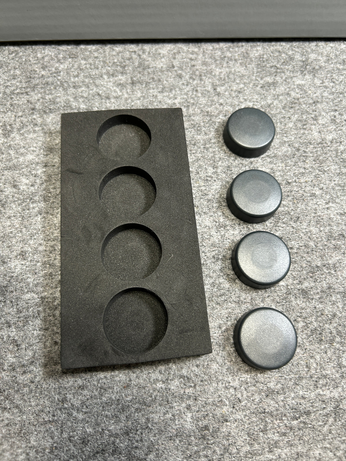 [SAMPLE] マグネットL 4個セット｜ZACK 30769 MONOR HL キッチンマグネット オフィス用マグネット 磁石 直径3cm 高さ1.1cm 18/10ステンレス製 ヘアライン仕上げ H2-3158 [在庫あり]