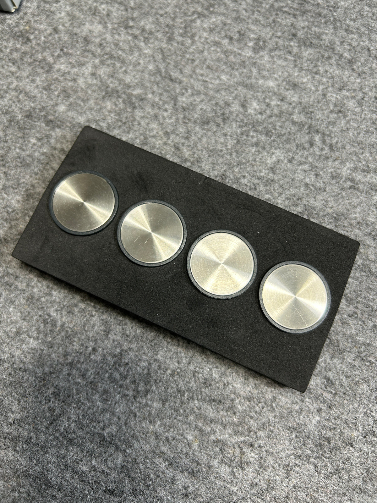 [SAMPLE] マグネットL 4個セット｜ZACK 30769 MONOR HL キッチンマグネット オフィス用マグネット 磁石 直径3cm 高さ1.1cm 18/10ステンレス製 ヘアライン仕上げ H2-3158 [在庫あり]