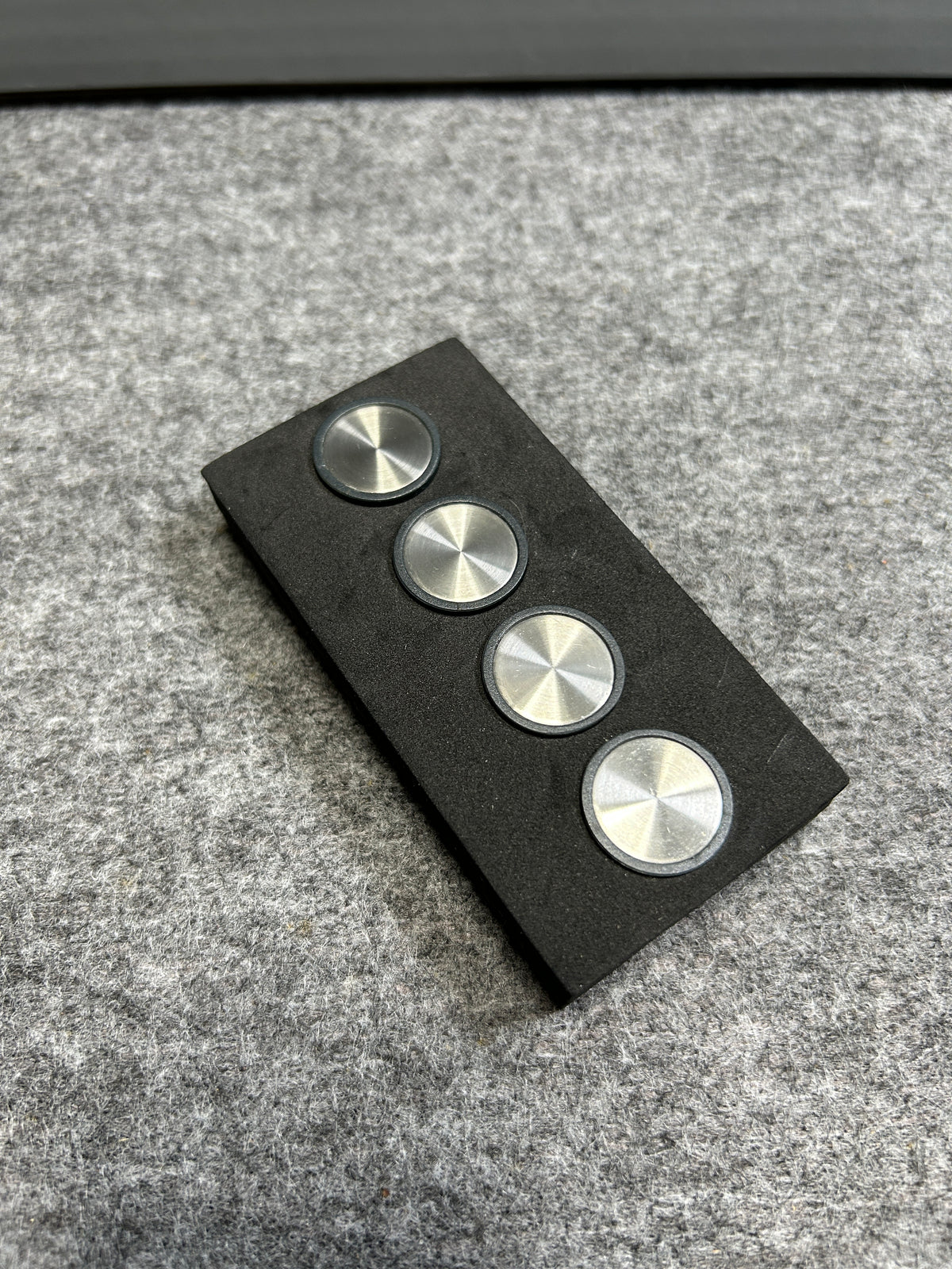 [SAMPLE] マグネットS 4個セット｜ZACK 30768 MONOR HL キッチンマグネット オフィス用マグネット ネオジム磁石 直径2cm 高さ1.1cm 18/10ステンレス製 ヘアライン仕上げ H2-3031 [在庫あり]