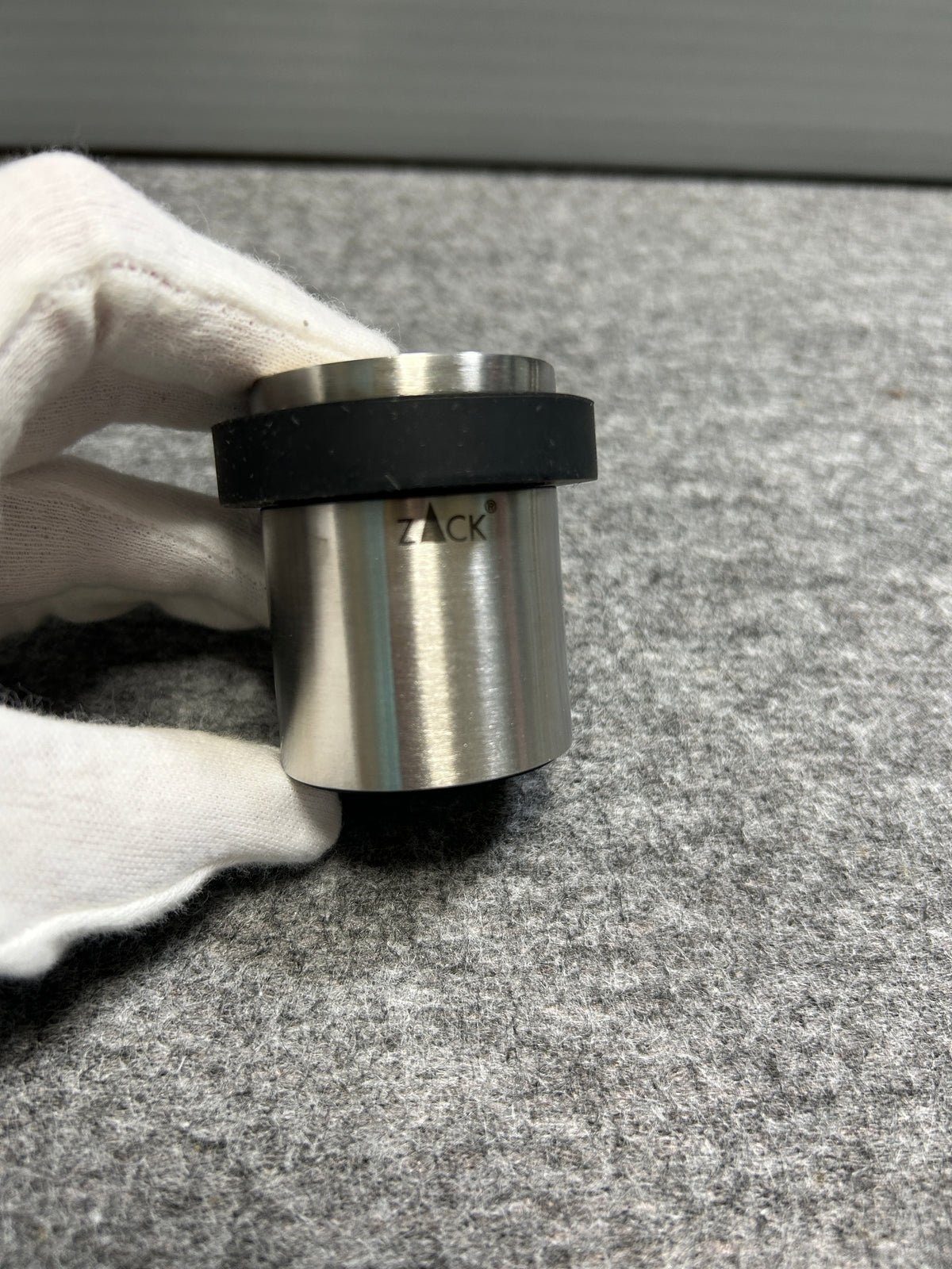 [SAMPLE] ドアストッパー｜ZACK 50617 ARGOS HL 玄関ストッパー 扉ストッパー 固定タイプ 戸当り 床付 直径5cm 高さ5cm 18/10ステンレス製 ヘアライン仕上げ