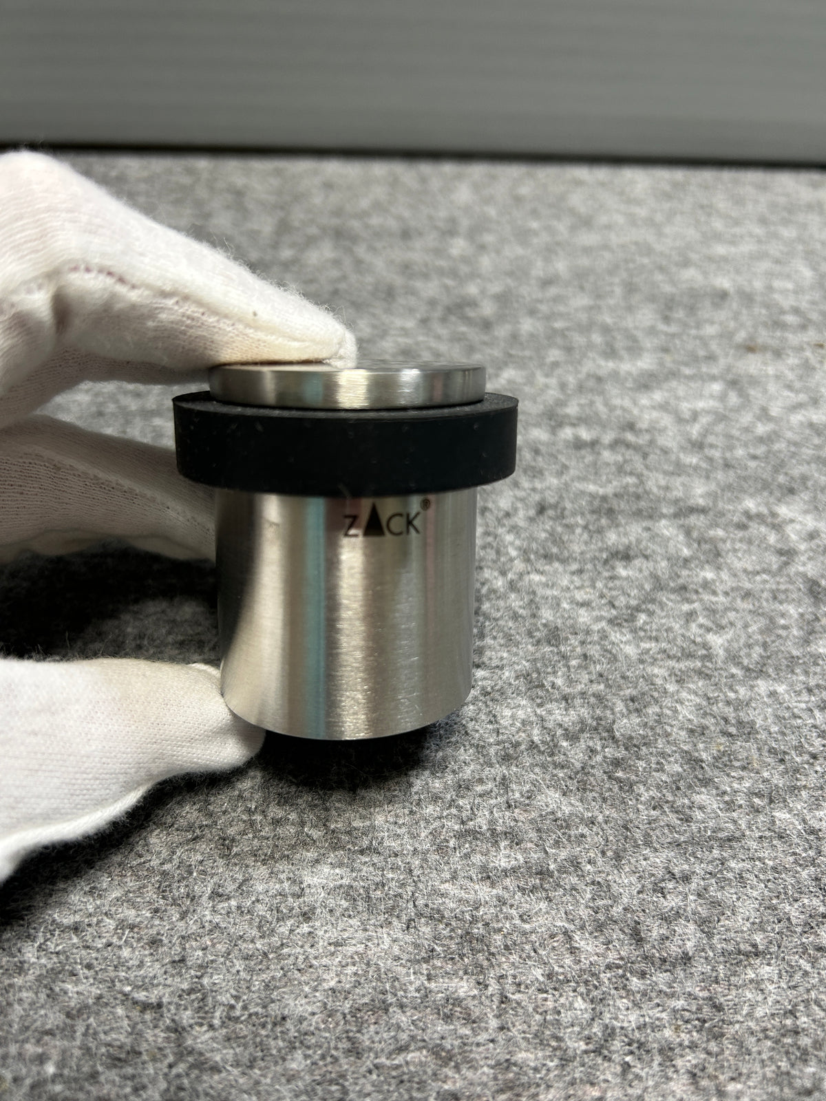[SAMPLE] ドアストッパー｜ZACK 50617 ARGOS HL 玄関ストッパー 扉ストッパー 固定タイプ 戸当り 床付 直径5cm 高さ5cm 18/10ステンレス製 ヘアライン仕上げ