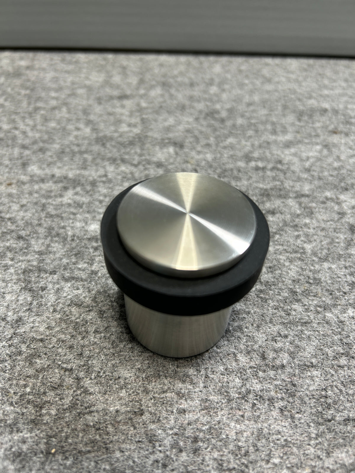 [SAMPLE] ドアストッパー｜ZACK 50617 ARGOS HL 玄関ストッパー 扉ストッパー 固定タイプ 戸当り 床付 直径5cm 高さ5cm 18/10ステンレス製 ヘアライン仕上げ