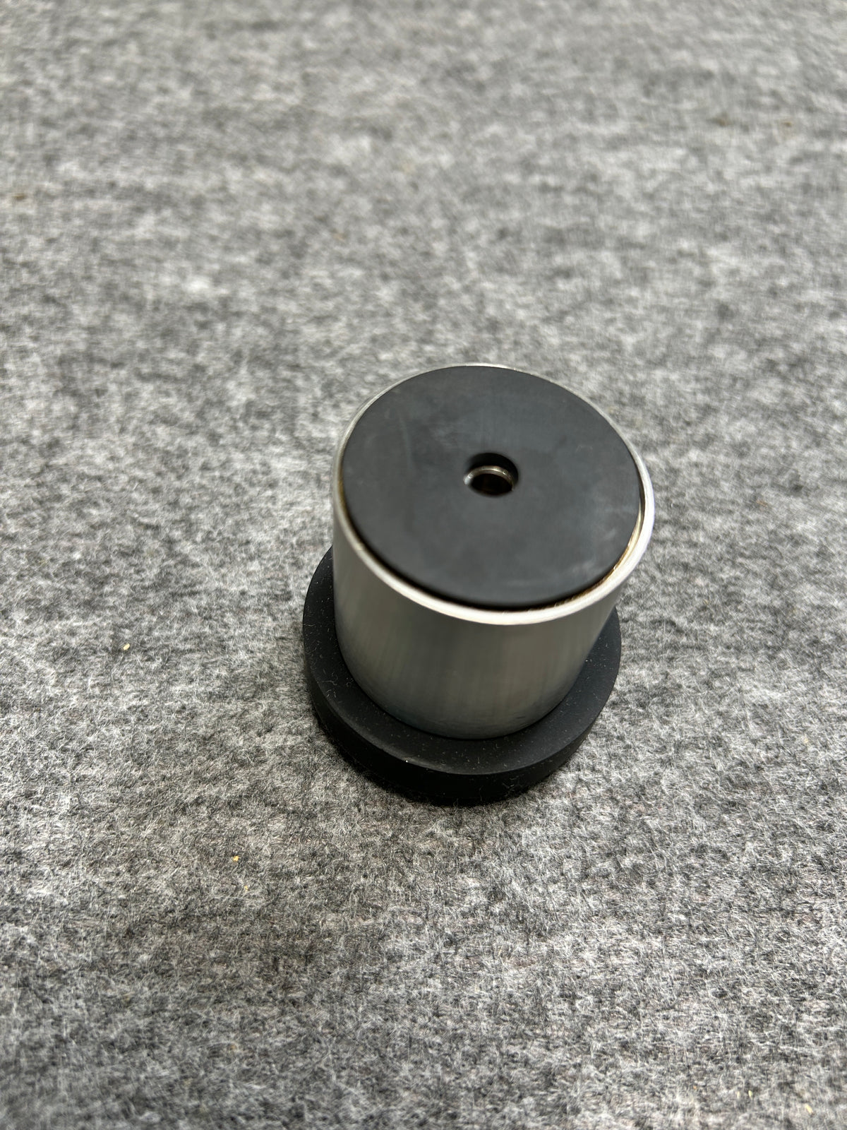 [SAMPLE] ドアストッパー｜ZACK 50617 ARGOS HL 玄関ストッパー 扉ストッパー 固定タイプ 戸当り 床付 直径5cm 高さ5cm 18/10ステンレス製 ヘアライン仕上げ