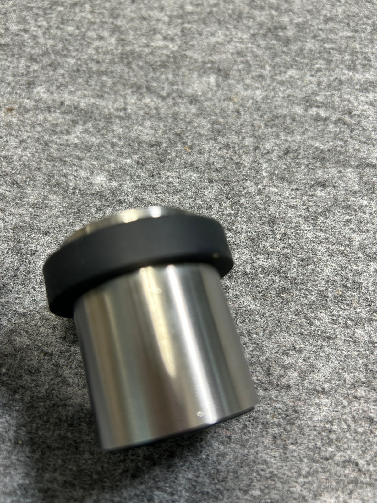 [SAMPLE] ドアストッパー｜ZACK 50617 ARGOS HL 玄関ストッパー 扉ストッパー 固定タイプ 戸当り 床付 直径5cm 高さ5cm 18/10ステンレス製 ヘアライン仕上げ