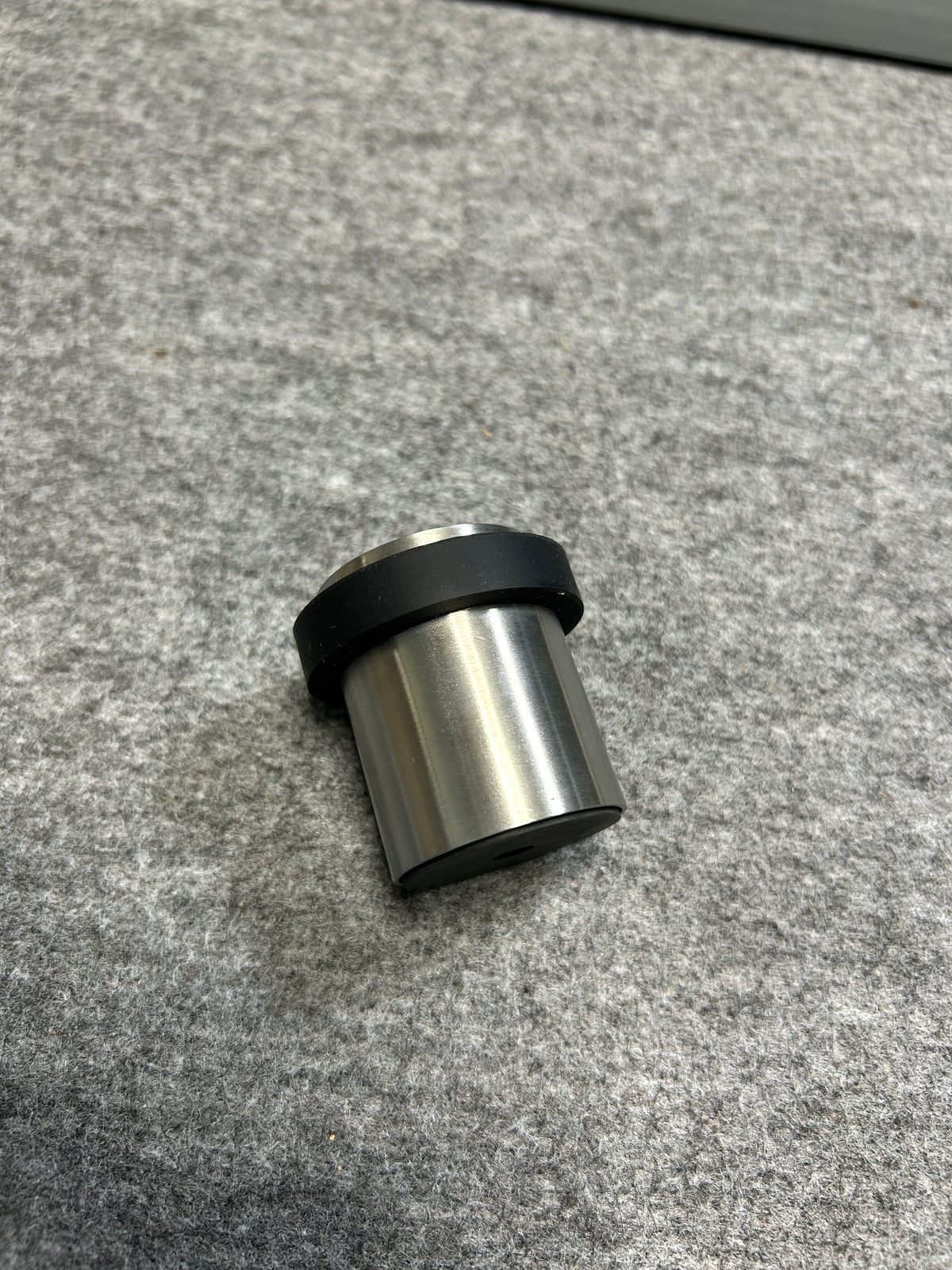 [SAMPLE] ドアストッパー｜ZACK 50617 ARGOS HL 玄関ストッパー 扉ストッパー 固定タイプ 戸当り 床付 直径5cm 高さ5cm 18/10ステンレス製 ヘアライン仕上げ