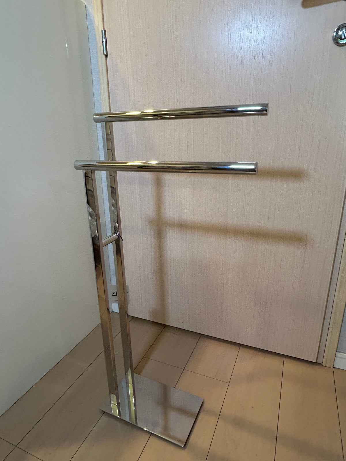 [SAMPLE] タオル掛け｜ZACK 40100 SCALA MP タオルスタンド タオルラック ダブルタオルスタンド 高さ79.7(69)cm バー長さ39cm 奥行き15cm 18/10ステンレス製 ミラーポリッシュ仕上げ