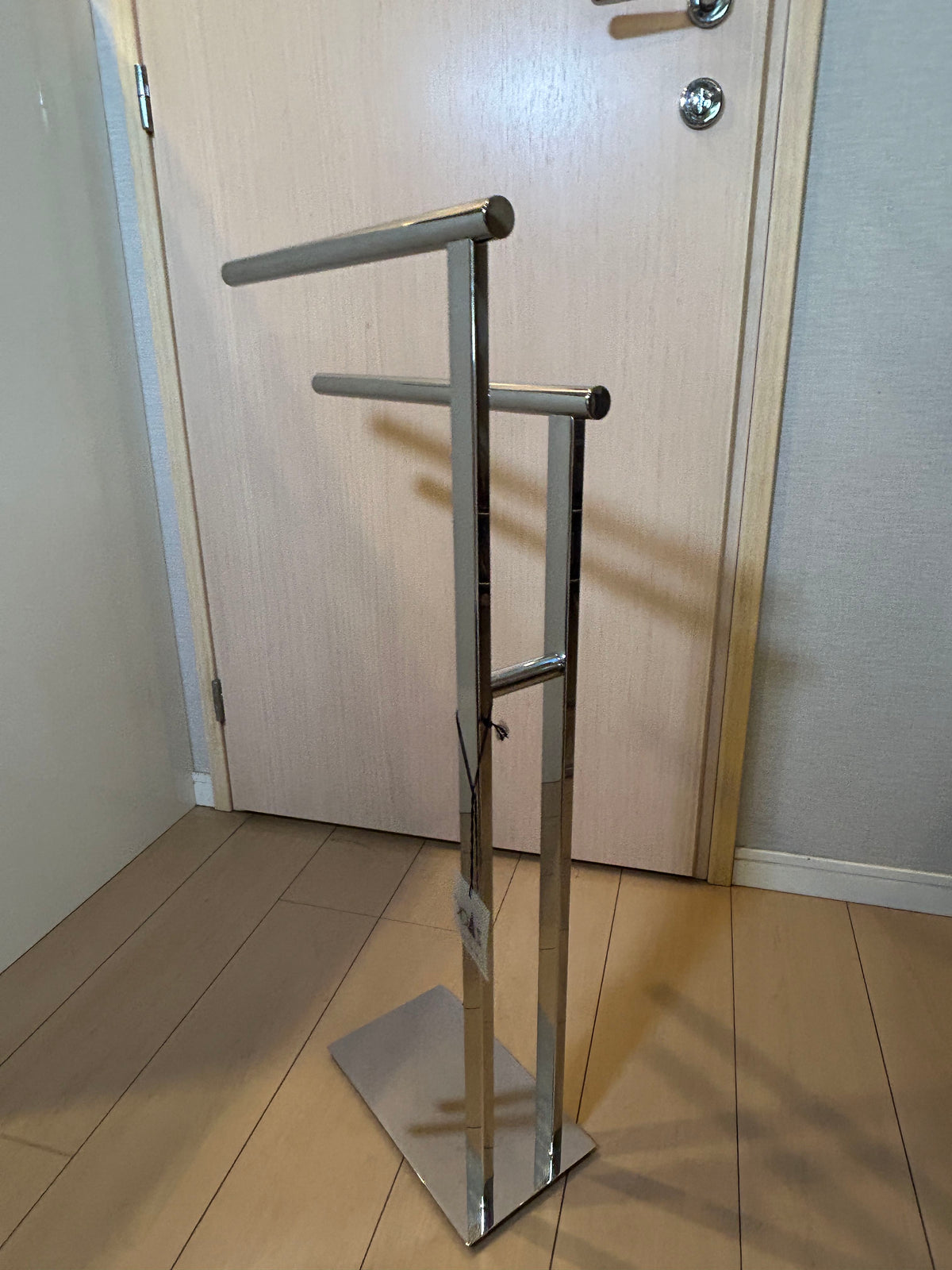 [SAMPLE] タオル掛け｜ZACK 40100 SCALA MP タオルスタンド タオルラック ダブルタオルスタンド 高さ79.7(69)cm バー長さ39cm 奥行き15cm 18/10ステンレス製 ミラーポリッシュ仕上げ