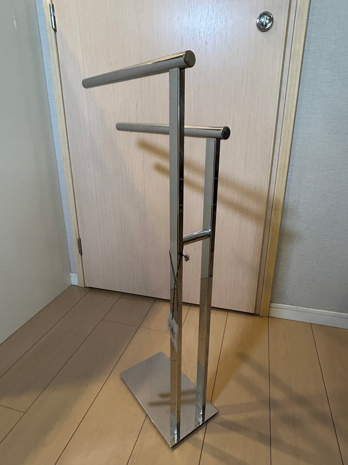 [SAMPLE] タオル掛け｜ZACK 40100 SCALA MP タオルスタンド タオルラック ダブルタオルスタンド 高さ79.7(69)cm バー長さ39cm 奥行き15cm 18/10ステンレス製 ミラーポリッシュ仕上げ