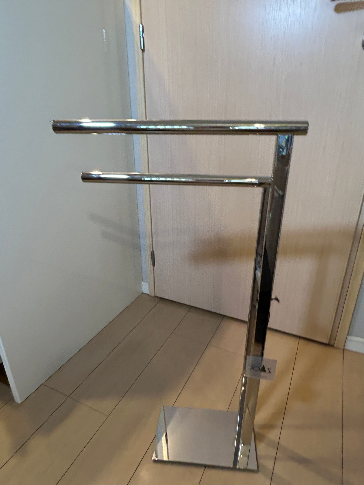 [SAMPLE] タオル掛け｜ZACK 40100 SCALA MP タオルスタンド タオルラック ダブルタオルスタンド 高さ79.7(69)cm バー長さ39cm 奥行き15cm 18/10ステンレス製 ミラーポリッシュ仕上げ