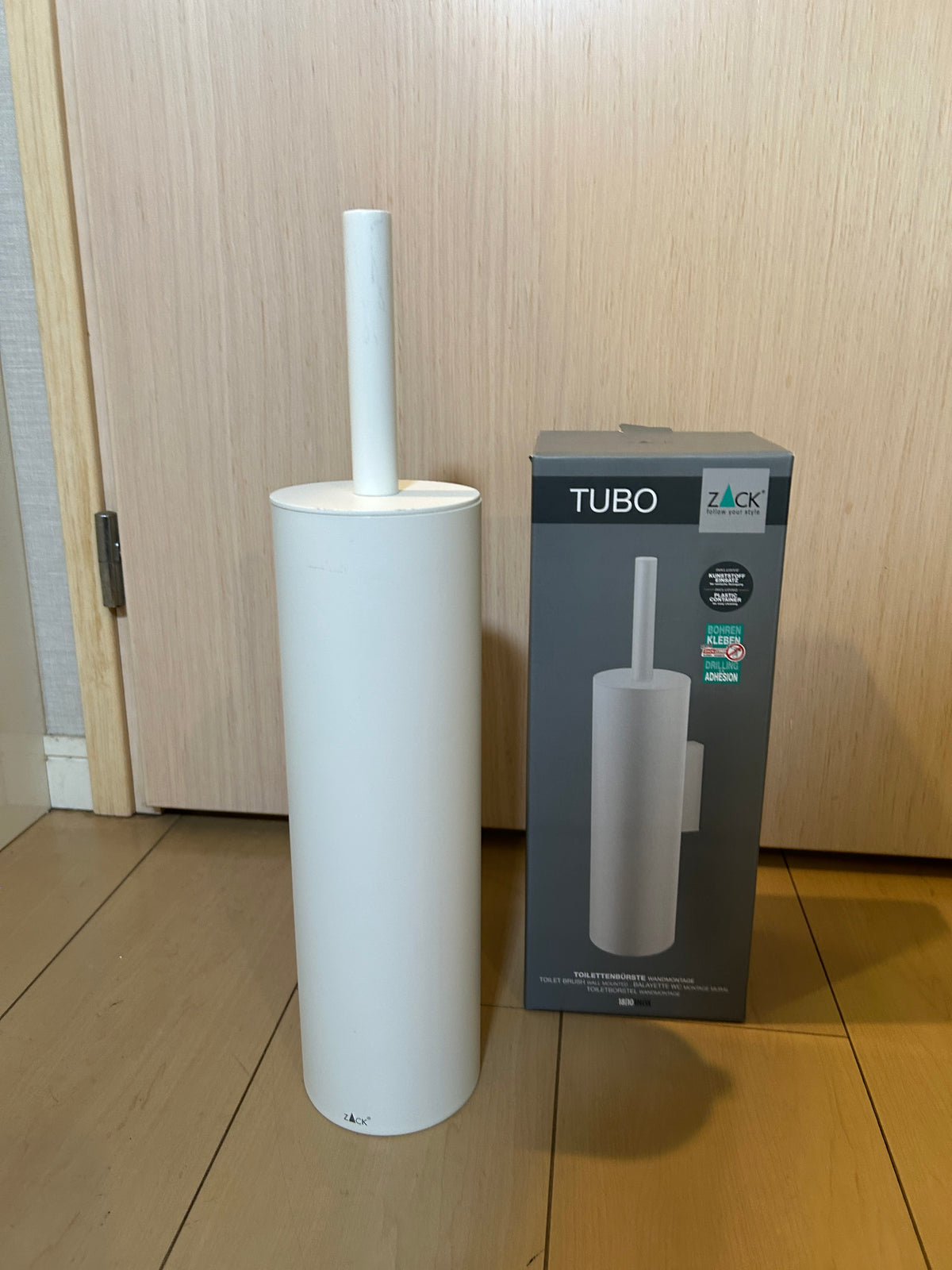 [SAMPLE] トイレブラシ｜ZACK 40117 TUBO MW 壁設置タイプ トイレ掃除 長さ40.4cm ケース直径9cm 18/10ステンレス製 マットホワイト H1 [在庫あり]