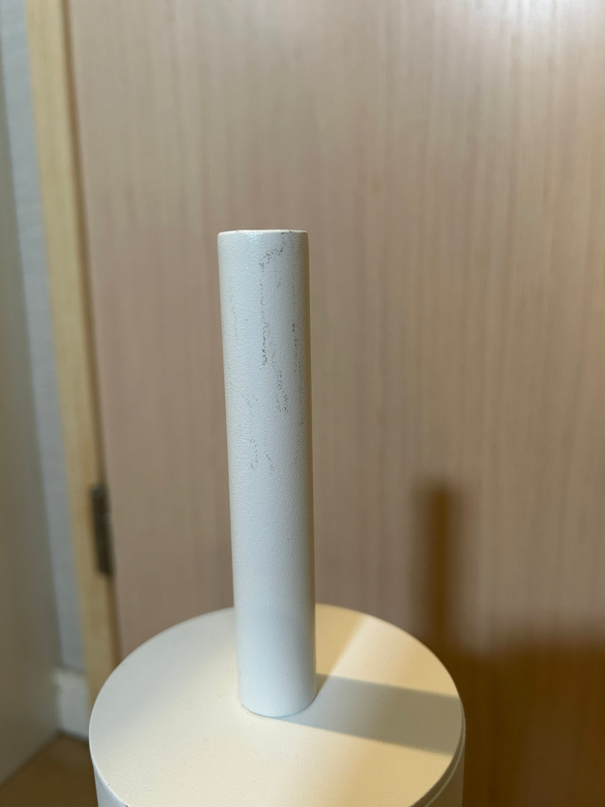[SAMPLE] トイレブラシ｜ZACK 40117 TUBO MW 壁設置タイプ トイレ掃除 長さ40.4cm ケース直径9cm 18/10ステンレス製 マットホワイト H1 [在庫あり]