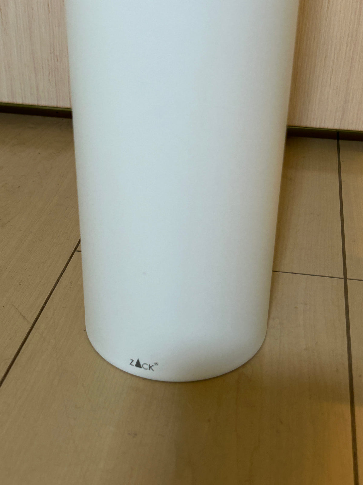 [SAMPLE] トイレブラシ｜ZACK 40117 TUBO MW 壁設置タイプ トイレ掃除 長さ40.4cm ケース直径9cm 18/10ステンレス製 マットホワイト H1 [在庫あり]