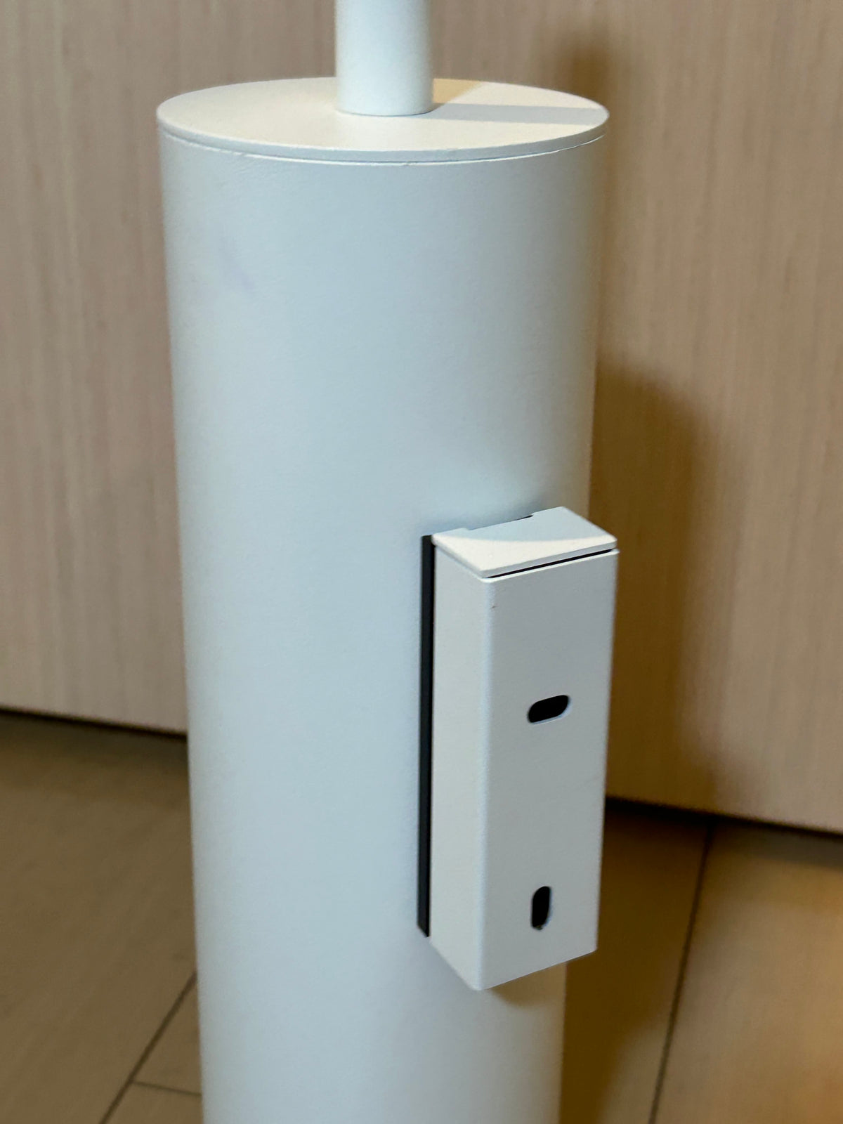 [SAMPLE] トイレブラシ｜ZACK 40117 TUBO MW 壁設置タイプ トイレ掃除 長さ40.4cm ケース直径9cm 18/10ステンレス製 マットホワイト H1 [在庫あり]