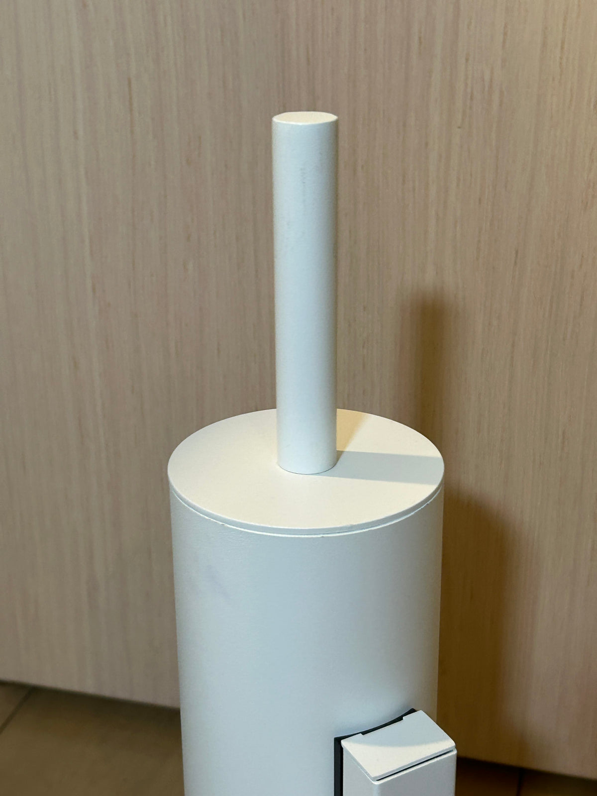 [SAMPLE] トイレブラシ｜ZACK 40117 TUBO MW 壁設置タイプ トイレ掃除 長さ40.4cm ケース直径9cm 18/10ステンレス製 マットホワイト H1 [在庫あり]