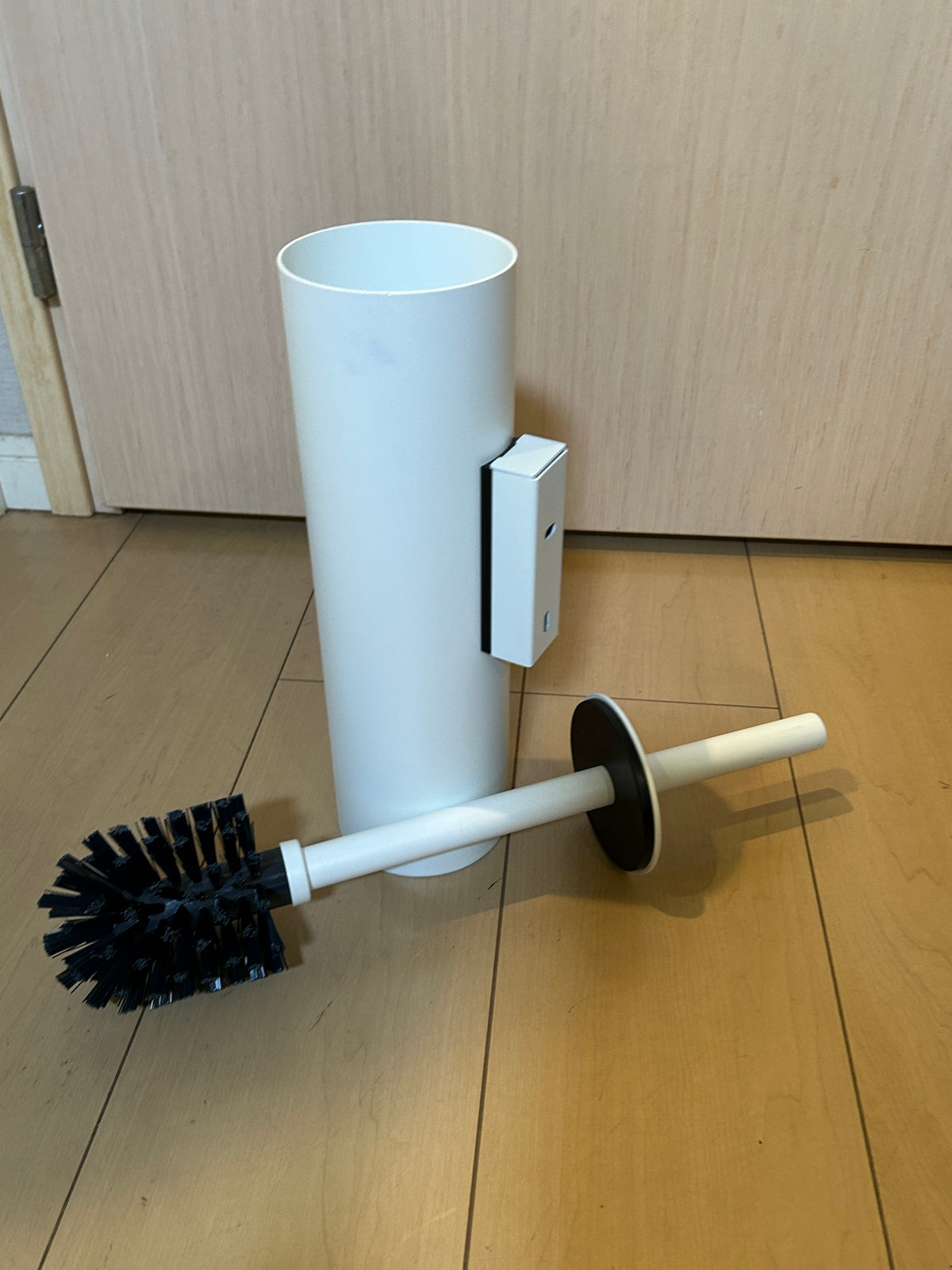 [SAMPLE] トイレブラシ｜ZACK 40117 TUBO MW 壁設置タイプ トイレ掃除 長さ40.4cm ケース直径9cm 18/10ステンレス製 マットホワイト H1 [在庫あり]