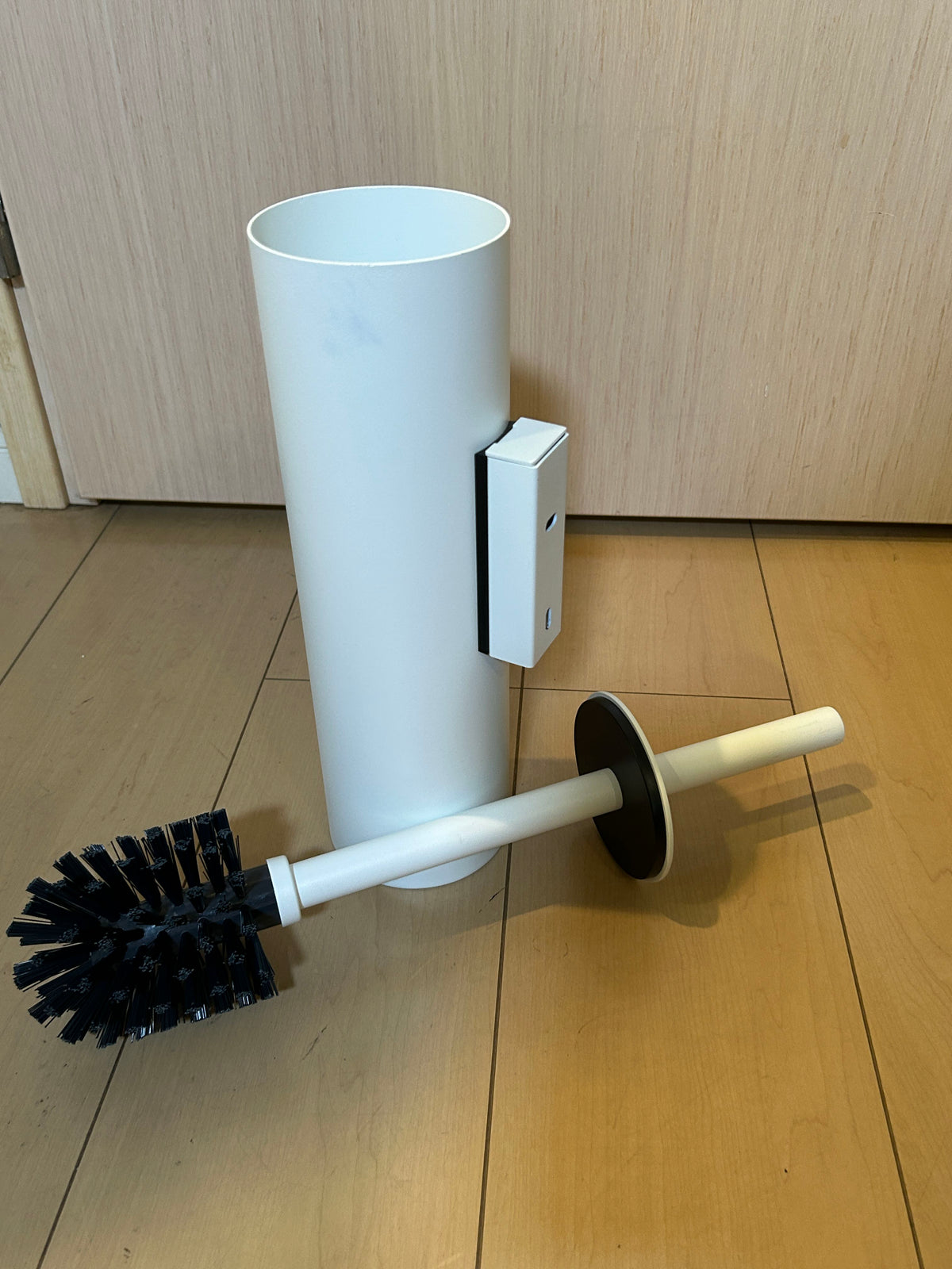 [SAMPLE] トイレブラシ｜ZACK 40117 TUBO MW 壁設置タイプ トイレ掃除 長さ40.4cm ケース直径9cm 18/10ステンレス製 マットホワイト H1 [在庫あり]