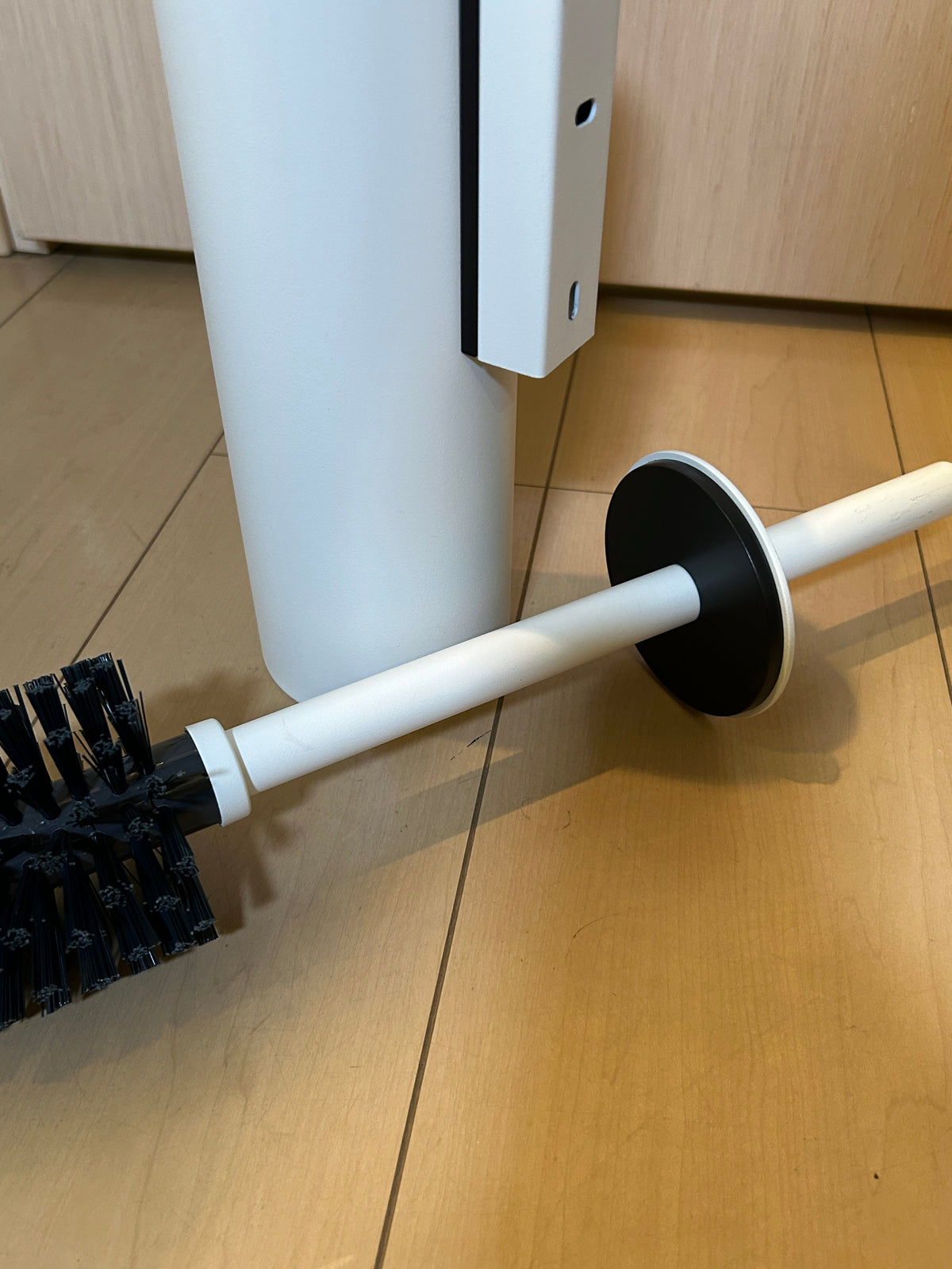 [SAMPLE] トイレブラシ｜ZACK 40117 TUBO MW 壁設置タイプ トイレ掃除 長さ40.4cm ケース直径9cm 18/10ステンレス製 マットホワイト H1 [在庫あり]