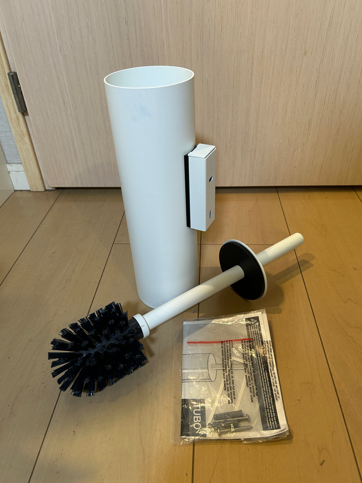 [SAMPLE] トイレブラシ｜ZACK 40117 TUBO MW 壁設置タイプ トイレ掃除 長さ40.4cm ケース直径9cm 18/10ステンレス製 マットホワイト H1 [在庫あり]