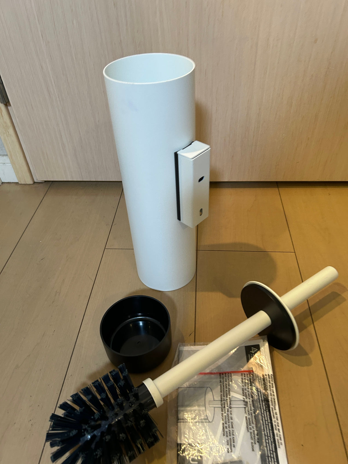 [SAMPLE] トイレブラシ｜ZACK 40117 TUBO MW 壁設置タイプ トイレ掃除 長さ40.4cm ケース直径9cm 18/10ステンレス製 マットホワイト H1 [在庫あり]