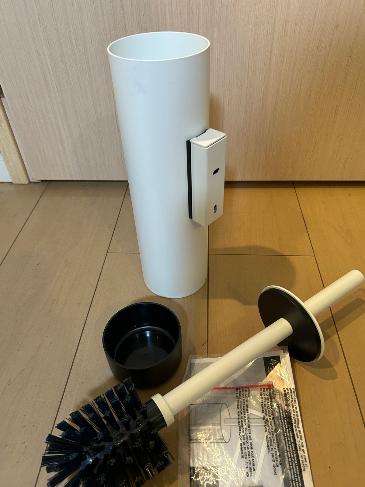 [SAMPLE] トイレブラシ｜ZACK 40117 TUBO MW 壁設置タイプ トイレ掃除 長さ40.4cm ケース直径9cm 18/10ステンレス製 マットホワイト H1 [在庫あり]