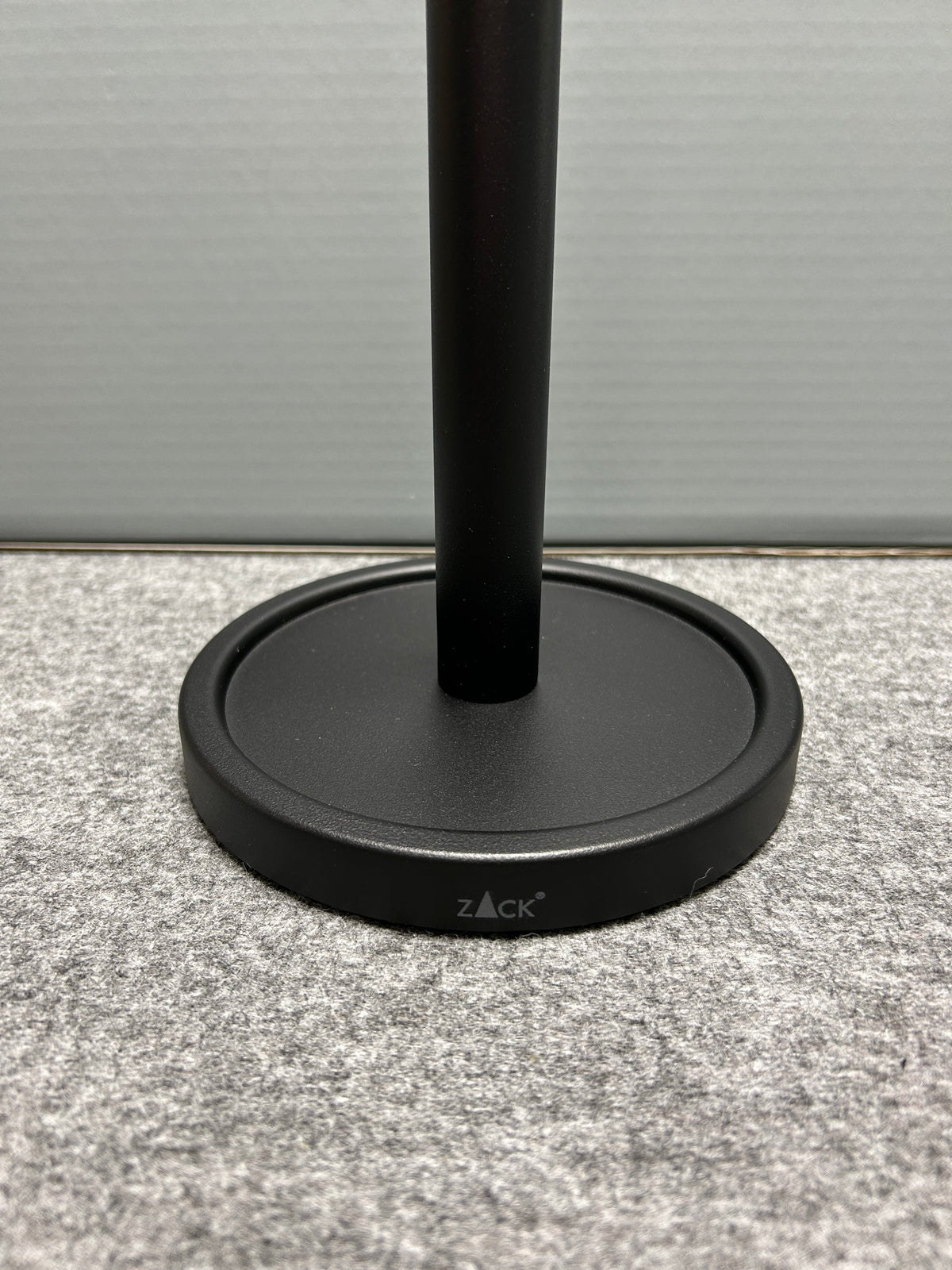 [SAMPLE] スペアトイレットペーパーホルダー｜ZACK 40286 MIMO MB ペーパーストッカー ペーパースタンド 高さ37cm ベース直径15cm 18/10ステンレス製 マットブラック [在庫有り]
