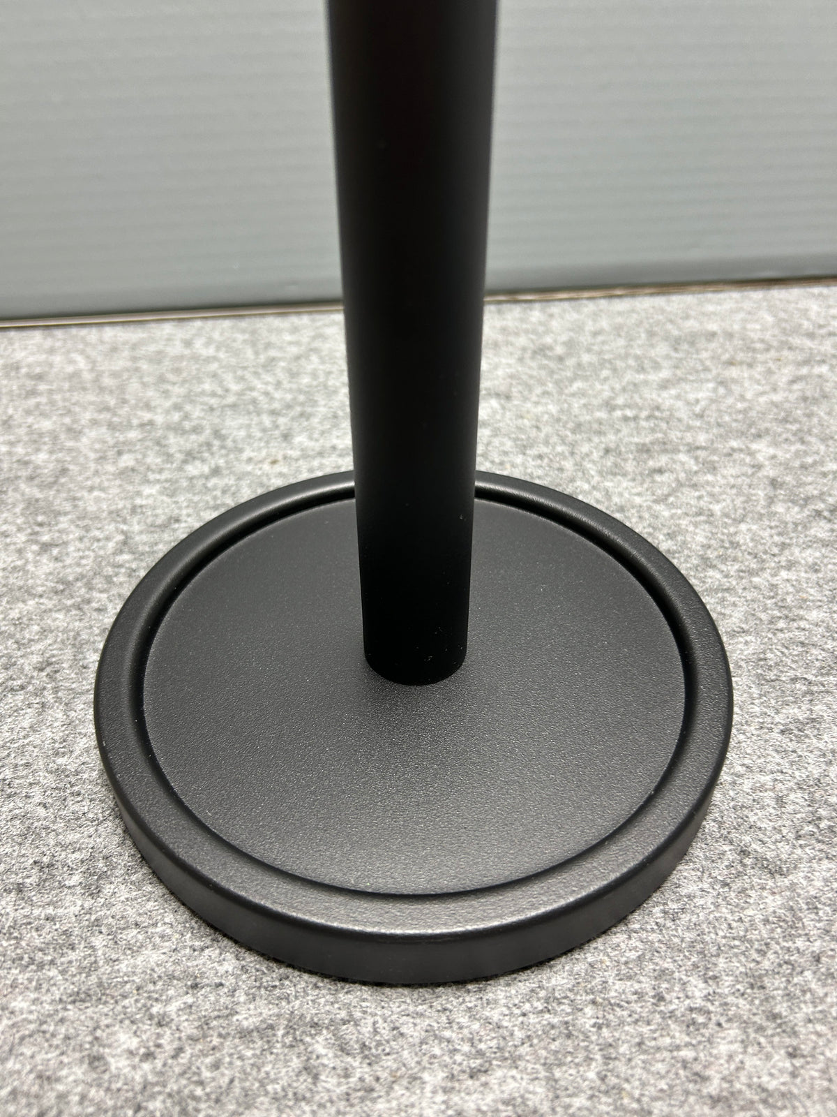 [SAMPLE] スペアトイレットペーパーホルダー｜ZACK 40286 MIMO MB ペーパーストッカー ペーパースタンド 高さ37cm ベース直径15cm 18/10ステンレス製 マットブラック [在庫有り]