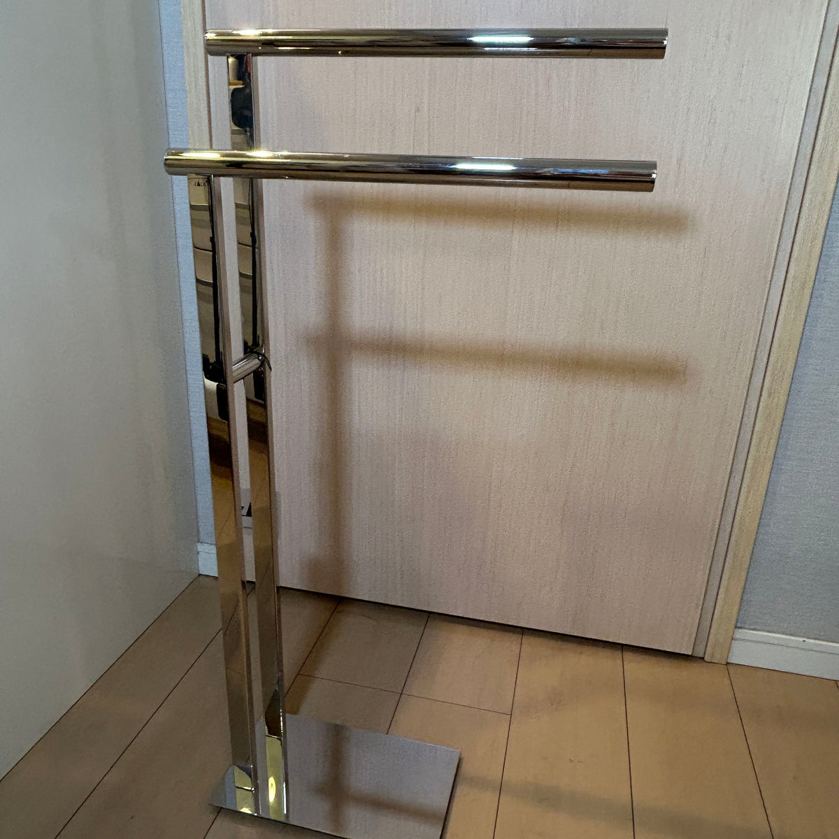 [SAMPLE] タオル掛け｜ZACK 40100 SCALA MP タオルスタンド タオルラック ダブルタオルスタンド 高さ79.7(69)cm バー長さ39cm 奥行き15cm 18/10ステンレス製 ミラーポリッシュ仕上げ
