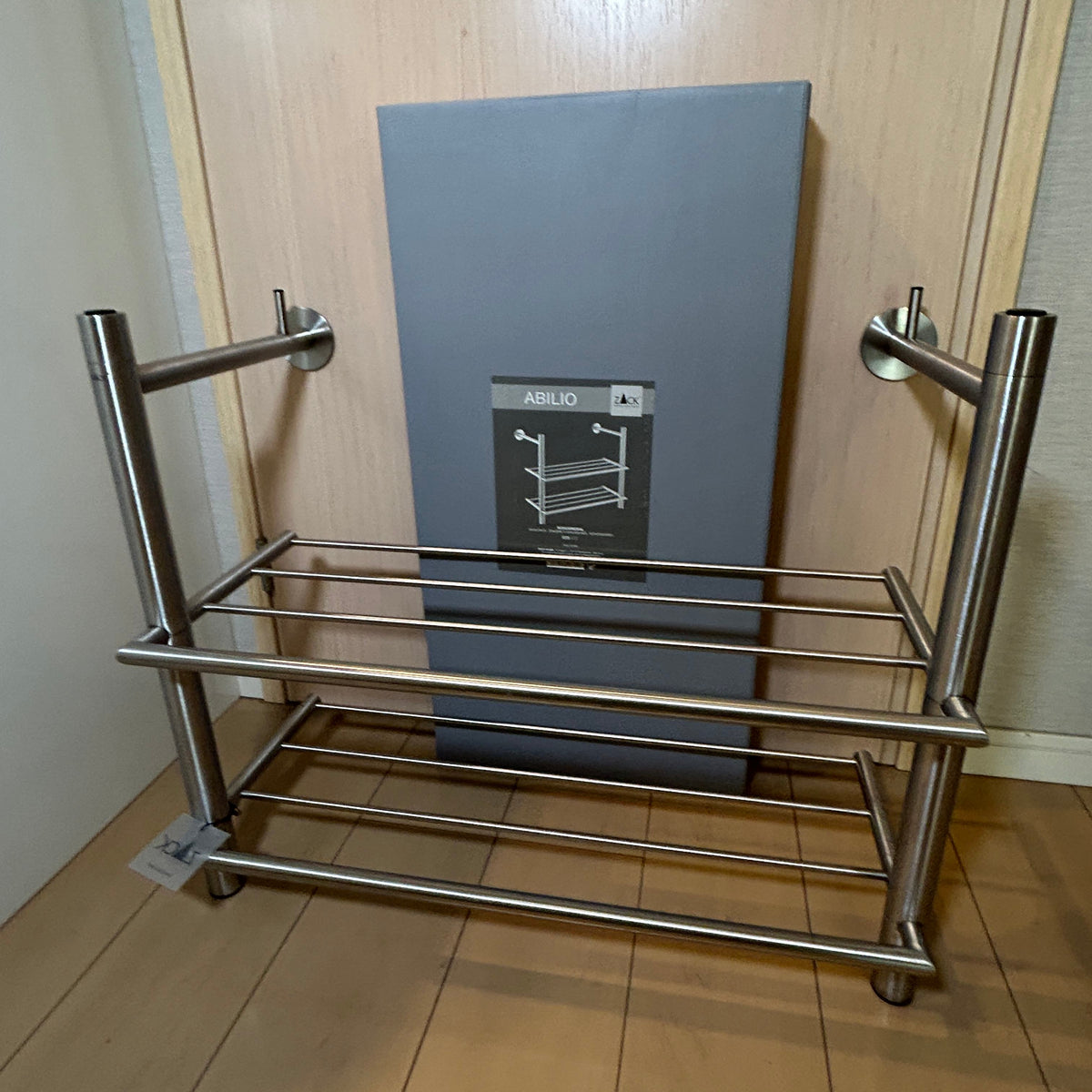[SAMPLE] [廃番] シューラック(ガラス板無)壁付けタイプ（50678ガラス棚付）｜ZACK 50694 ABILIO HL 高さ53.5cm 横幅67cm 奥行34cm 18/10ステンレス製 ヘアライン仕上げ