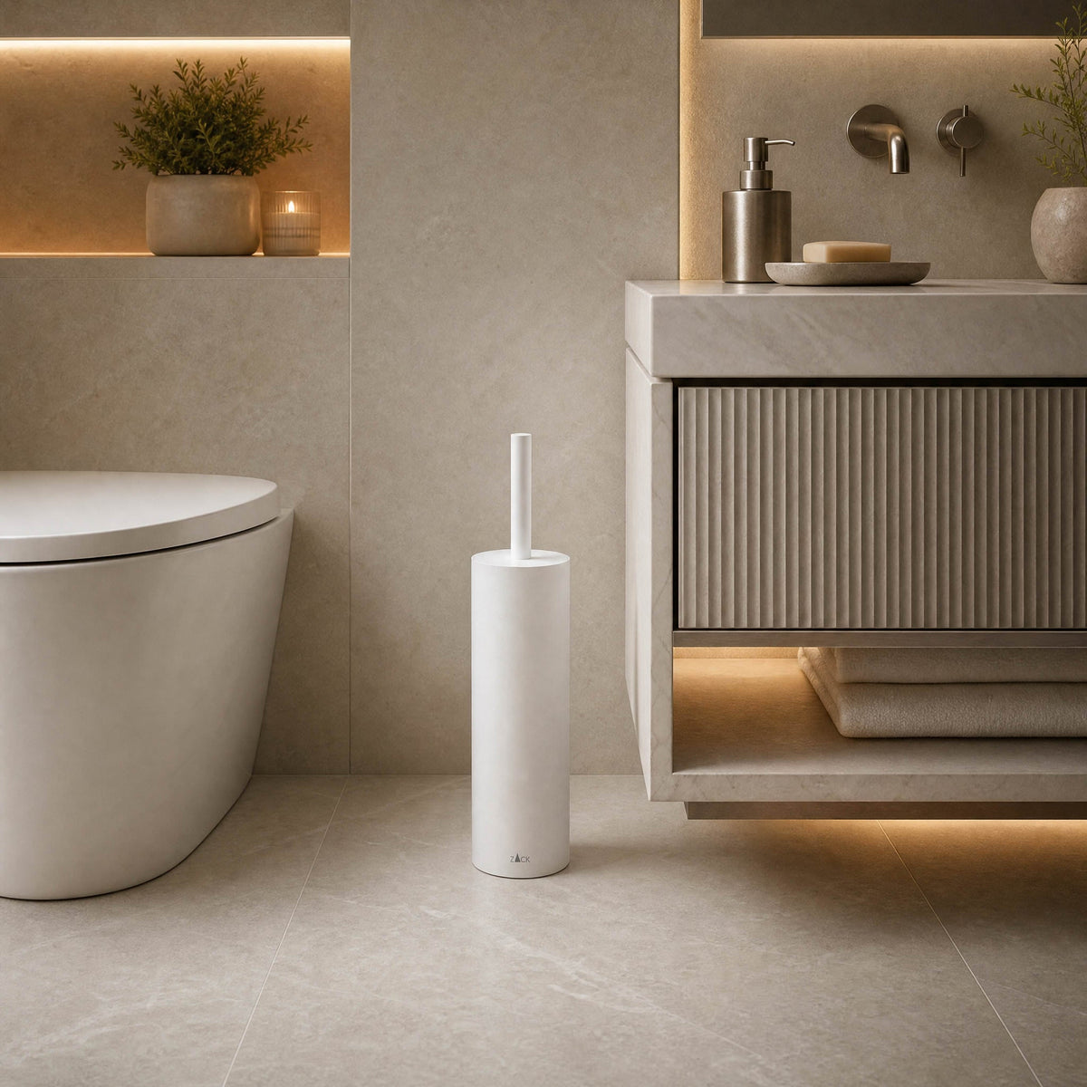 ZACK 40118 トイレブラシ：木製の洗面台とトイレの間に白い本体を置いた設置例