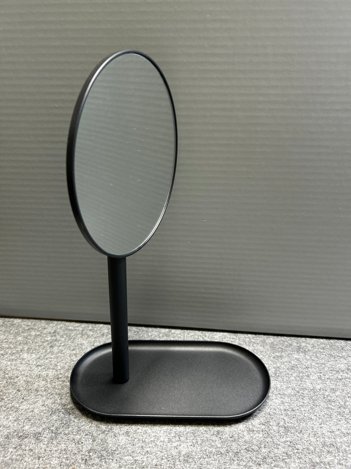 ZACK 40525Y メイクアップミラー：丸い鏡面と支柱、台座を正面から見た全体