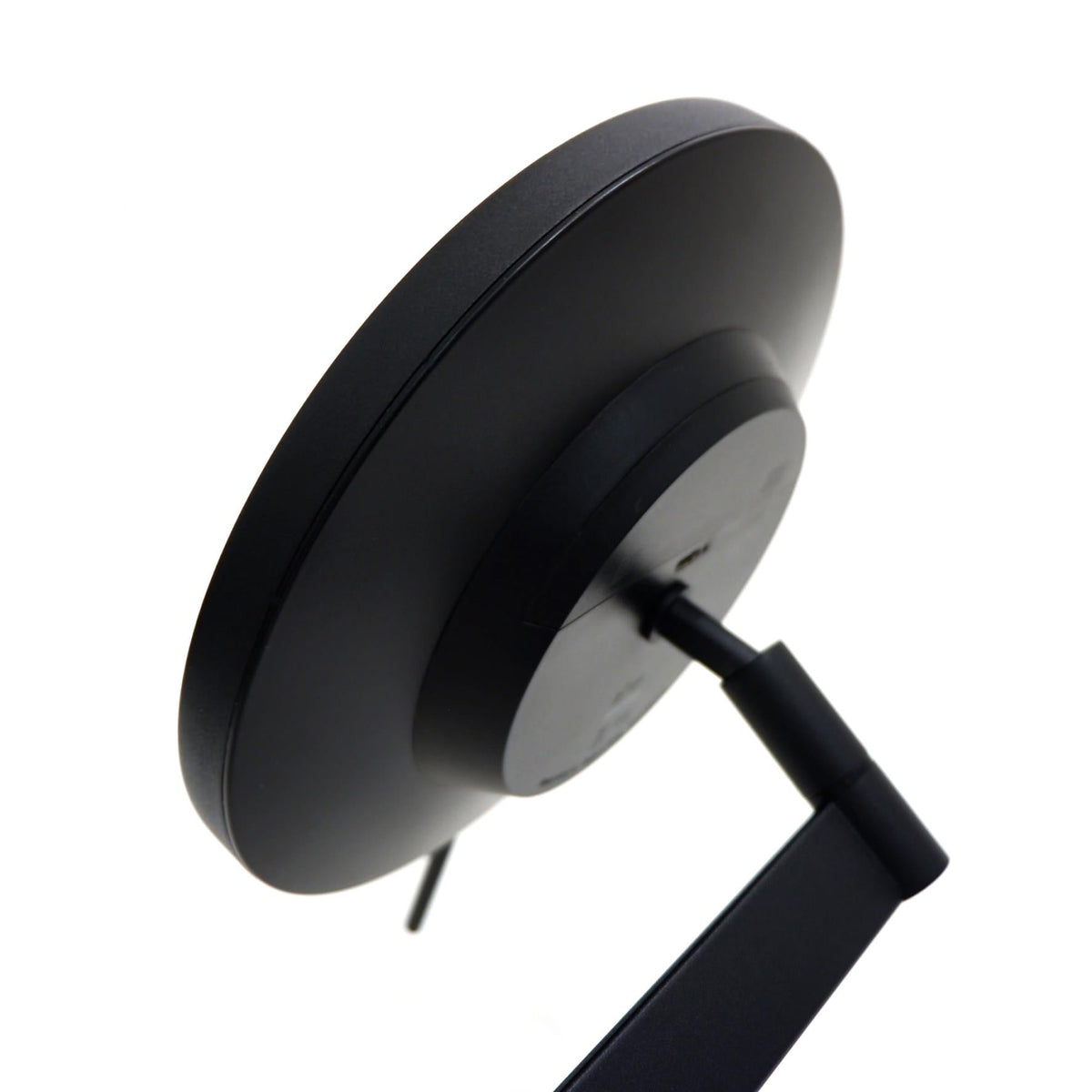 ZACK 40583 LINEA マットブラックのLEDメイクアップミラー：背面斜めから見た鏡の厚みとアーム