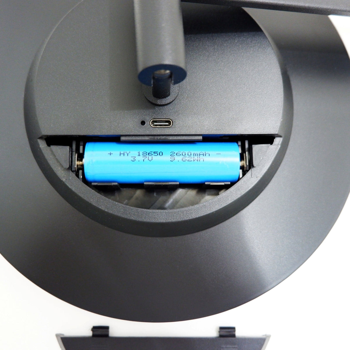 ZACK 40583 LINEA マットブラックのLEDメイクアップミラー：背面カバーを開けたバッテリー収納部