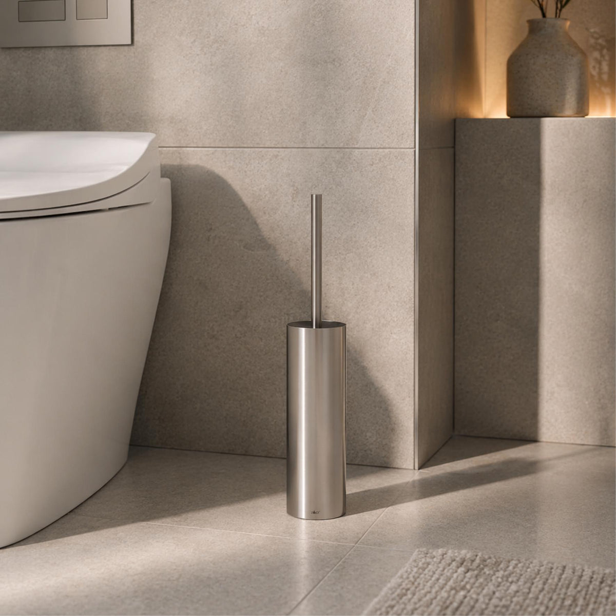 ZACK 40621 PATIO ステンレス製トイレブラシ：便器横の床に置いた設置イメージ