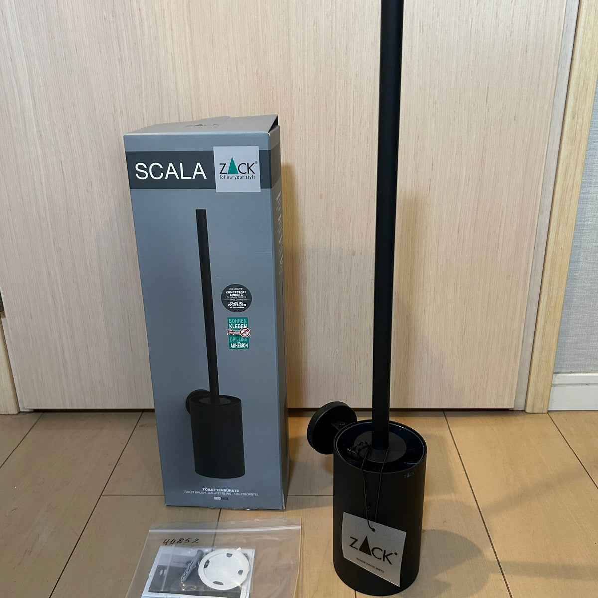 ZACK 40852Y トイレブラシ：本体と取付部品、パッケージを並べた状態